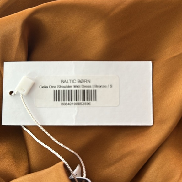 Brown silky cocktail dress
Balticborn
Small